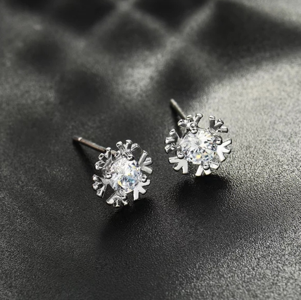 .925 Silver Zircon Snowflake Studs Simple Gift - Picture 2 of 6